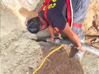 Trabajador hormigonando